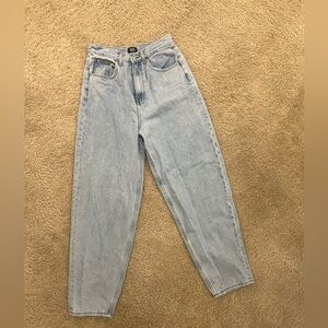 Light wash high-waisted 90s jeans